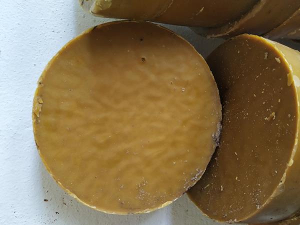 Cera de Abelha Purificada em Broa (KG) – Ideal para Colmeias e Fabricação de Velas